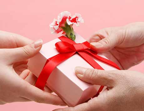 Các mẫu câu tiếng Anh dùng khi tặng và nhận quà Các mẫu câu tiếng Anh dùng khi tặng và nhận quà